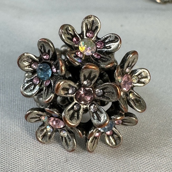 Six sparkly adjustable silvertone flower and abstract style ringd - Picture 7 of 11